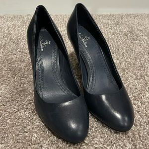 New! Brooks Brothers women’s navy blue leather heels